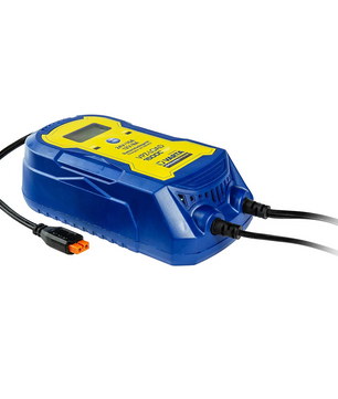 Das blaue VARTA Powerzone VPZ-LOAD 15000 Plus Batterieladegerät verfügt über fest angeschlossene Kabel, ein LCD-Display und Betriebsanzeigen auf der Oberseite und eignet sich somit ideal zum Laden von 12-V- und 24-V-Fahrzeugbatterien.