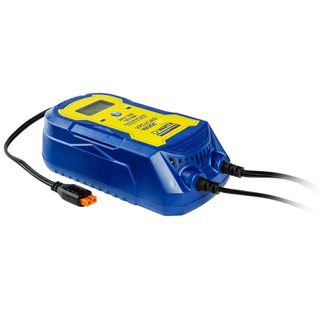 Das blaue VARTA Powerzone VPZ-LOAD 15000 Plus Batterieladegerät verfügt über fest angeschlossene Kabel, ein LCD-Display und Betriebsanzeigen auf der Oberseite und eignet sich somit ideal zum Laden von 12-V- und 24-V-Fahrzeugbatterien.