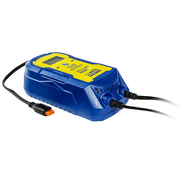 Das blaue VARTA Powerzone VPZ-LOAD 15000 Plus Batterieladegerät verfügt über fest angeschlossene Kabel, ein LCD-Display und Betriebsanzeigen auf der Oberseite und eignet sich somit ideal zum Laden von 12-V- und 24-V-Fahrzeugbatterien.