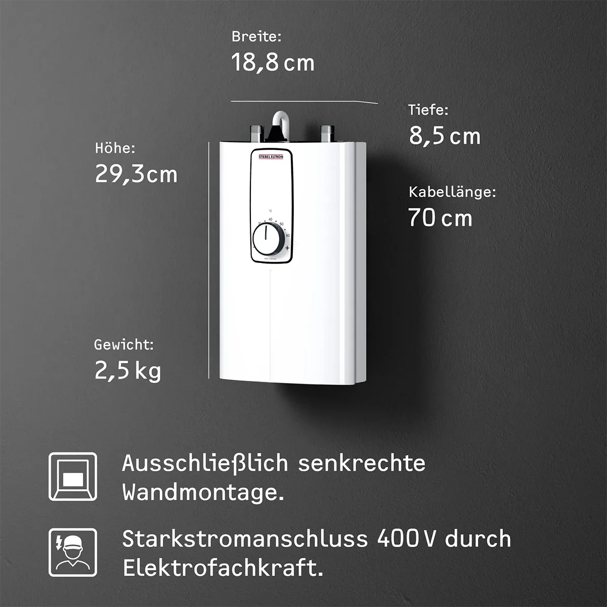 Der kompakte Durchlauferhitzer STIEBEL ELTRON DCE 11/13 in Weiß ist an einer grauen Wand montiert; auf der Vorderseite sind die Abmessungen und Montageanweisungen angegeben – ideal für eine effiziente Warmwasserversorgung.