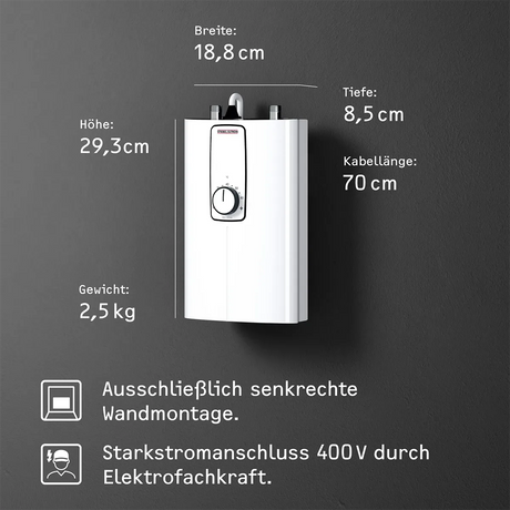 Der kompakte Durchlauferhitzer STIEBEL ELTRON DCE 11/13 in Weiß ist an einer grauen Wand montiert; auf der Vorderseite sind die Abmessungen und Montageanweisungen angegeben – ideal für eine effiziente Warmwasserversorgung.