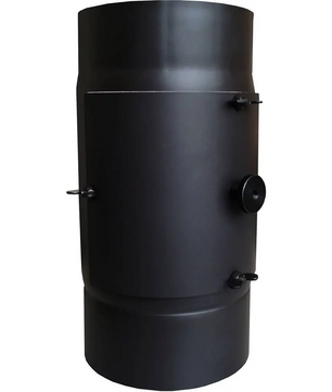 FIREFIX KaminFILTERKat R150/KAT – schwarz von FIREFIX: Ein schwarzer Metallzylinder mit Tür und Griff, der vermutlich als Außenräucherofen oder Holzofen verwendet wird und mit einem Rauchrohrfilter ausgestattet ist, abgebildet auf weißem Hintergrund.