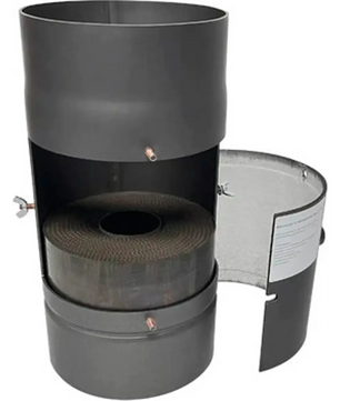 Der FIREFIX KaminFILTERKat R150/KAT – schwarz ist ein schwarzes, zylindrisches Ofenrohr mit einem Ausschnitt, der den Blick auf eine innenliegende Spiralkonstruktion freigibt, sowie einer offenen Seitenwand. Es wurde speziell für den Einbau eines Kaminfilters oder Rauchrohrfilters zur Reduzierung von Holzofenemissionen entwickelt.