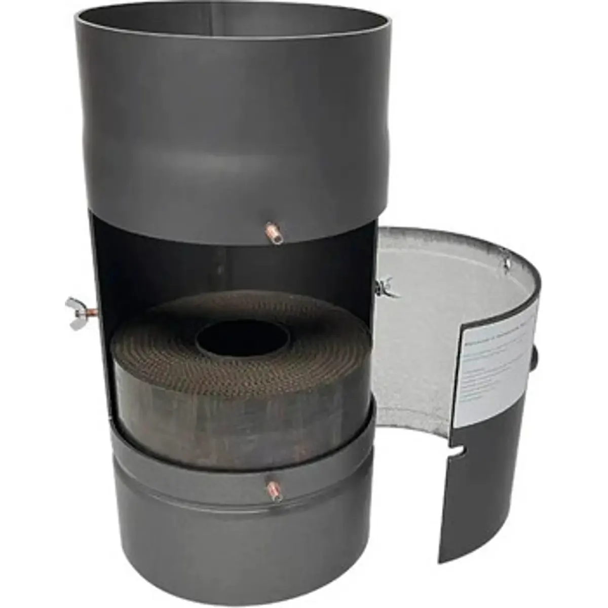 Der FIREFIX KaminFILTERKat R150/KAT – schwarz ist ein schwarzes, zylindrisches Ofenrohr mit einem Ausschnitt, der den Blick auf eine innenliegende Spiralkonstruktion freigibt, sowie einer offenen Seitenwand. Es wurde speziell für den Einbau eines Kaminfilters oder Rauchrohrfilters zur Reduzierung von Holzofenemissionen entwickelt.