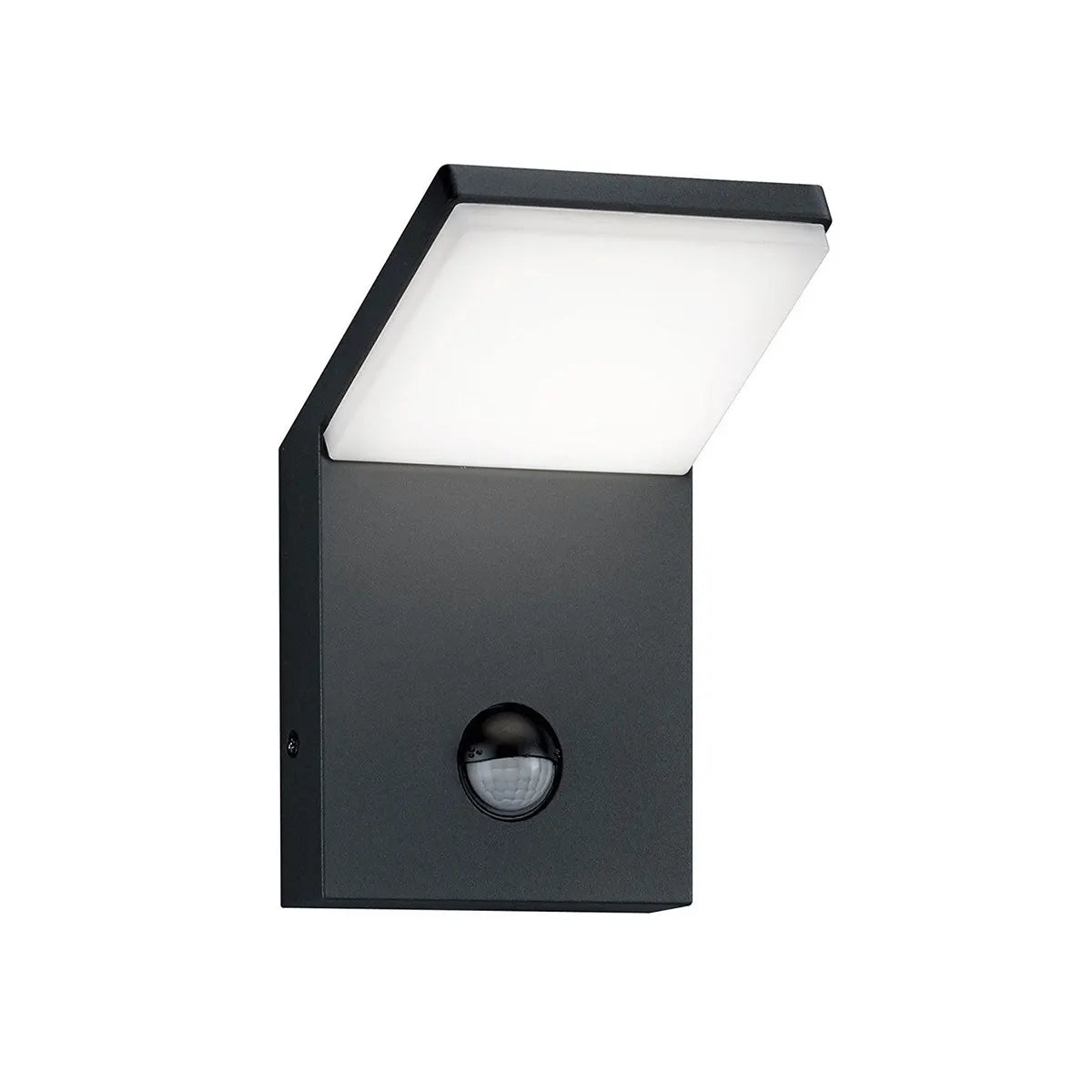 Die Trio PEARL LED-Außenwandleuchte – schwarz von Trio besticht durch ein modernes schwarzes Design mit einem breiten, abgewinkelten Schirm und einem runden Bewegungssensor an der Unterseite und eignet sich somit perfekt für eine stilvolle und effiziente Außenbeleuchtung.