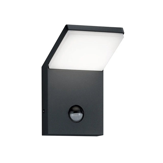 Die Trio PEARL LED-Außenwandleuchte – schwarz von Trio besticht durch ein modernes schwarzes Design mit einem breiten, abgewinkelten Schirm und einem runden Bewegungssensor an der Unterseite und eignet sich somit perfekt für eine stilvolle und effiziente Außenbeleuchtung.