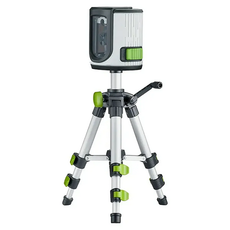 Auf einem silbernen Stativ mit grünen Akzenten steht ein grau-schwarzer Laserliner EasyCross Kreuzlinienlaser – weiß, der über eine automatische Nivellierung und einen gut sichtbaren grünen Laserstrahl verfügt.