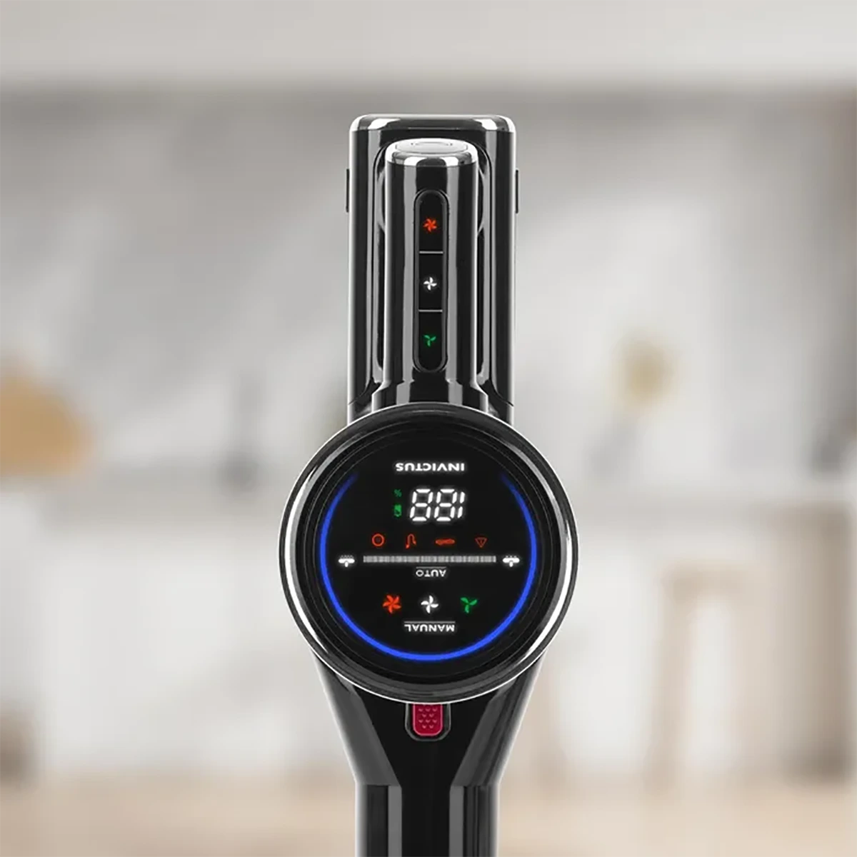 Nahaufnahme des INVICTUS X9 Set 14tlg. Facelift Akku-Stielstaubsauger Digitalanzeige mit Leistungs- und Moduseinstellungen, mit unscharfem Hintergrund. Marke: INVICTUS.