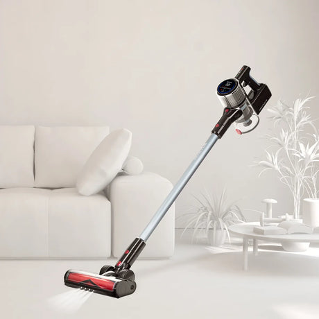 Das INVICTUS Staubsauger-Set INVICTUS X9 steht aufrecht in einem modernen Wohnzimmer mit weißem Sofa und Pflanzen, ausgestattet mit einer Elektrobürste für effiziente Reinigung.