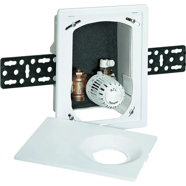 Die IMI Heimeier RTL DN 15 Multibox – weiß ist ein rechteckiger, an der Wand montierter Ventilkasten mit freiliegenden Rohren, einem Drehknopf und einer abnehmbaren weißen Abdeckung, ideal für die Fußbodenheizung. Gewährleistet eine zuverlässige Temperaturregelung von IMI.