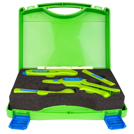 Das WEICON TOOLS Profi-Starter-Set Green Line – grün wird in einem hellgrünen Kunststoff-Werkzeugkoffer mit Schaumstoffeinlage geliefert, der Abisolierwerkzeuge und weiteres Zubehör von WEICON TOOLS enthält – ideal für nachhaltige Elektroinstallationen; Deckel geöffnet.