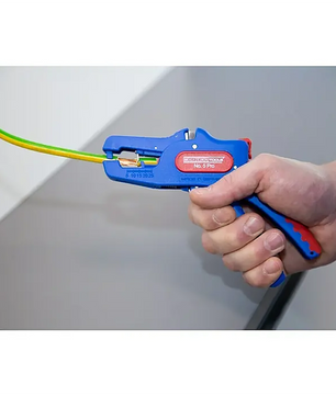 Eine Hand benutzt die Weicon No. 5 Pro Abisolierzange - blau von Weicon zum Abisolieren eines gelb-grünen Drahtes und bietet damit Präzision für Elektroinstallationen.