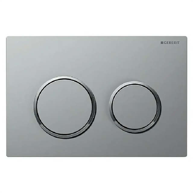 Die Geberit Omega20 Betätigungsplatte – Chrom ist eine silberfarbene Betätigungsplatte von Geberit mit zwei runden Tasten unterschiedlicher Größe auf rechteckigem Hintergrund. Sie ist für die Verwendung mit dem Geberit Omega Unterputzspülkasten konzipiert und bietet ein praktisches 2-Mengen-Spülsystem für einen effizienten Wasserverbrauch.