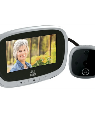 Der Basi TS 810 Digitaler Türspion - schwarz zeigt auf dem Bildschirm eine lächelnde ältere Frau; daneben befindet sich die Kameraeinheit.