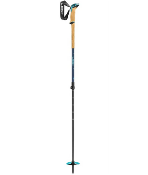 Ein einzelner LEKI Bernina Lite 2 Skitourenstock in blau von LEKI, mit schwarzem Korkgriff, Handschlaufe, Aergon Air Compact Griff und Schneekorb an der Spitze.