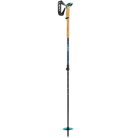 Ein einzelner LEKI Bernina Lite 2 Skitourenstock in blau von LEKI, mit schwarzem Korkgriff, Handschlaufe, Aergon Air Compact Griff und Schneekorb an der Spitze.