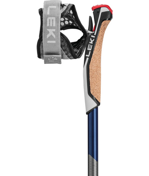 Nahaufnahme des LEKI Smart Flash 115 Trekkingstocks in grau, mit blauem Griff mit Korkgriff, Carbonschaft und grauer, verstellbarer Handschlaufe mit dem innovativen Trigger Shark System.