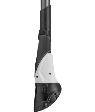 Nahaufnahme eines schwarz-weißen Reitstiefels mit Steigbügel, dessen Designdetails von der Carbon-Schaft-Technologie des LEKI Smart Flash 115 Trekkingstöcke - grau von LEKI inspiriert sind.