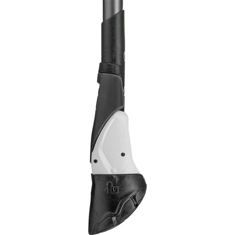 Nahaufnahme eines schwarz-weißen Reitstiefels mit Steigbügel, dessen Designdetails von der Carbon-Schaft-Technologie des LEKI Smart Flash 115 Trekkingstöcke - grau von LEKI inspiriert sind.