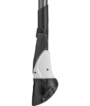 Nahaufnahme eines schwarz-weißen Pferdeschutzstiefels, hergestellt aus fortschrittlichen Materialien, die denen der LEKI Smart Flash Trekkingstöcke von LEKI ähneln, die sicher am Unterschenkel eines Pferdes befestigt sind.