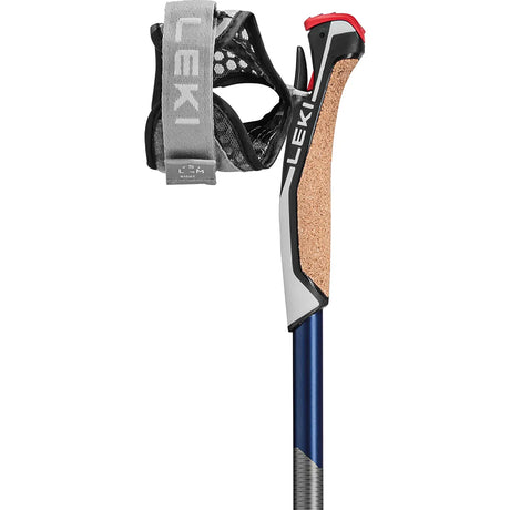Nahaufnahme eines LEKI Smart Flash Trekkingstocks - grauer Griff mit Korkgriff und verstellbarer Handschlaufe. Diese LEKI Stöcke bestehen aus 70% Carbon und bieten Langlebigkeit und Komfort für Nordic Walking Abenteuer.