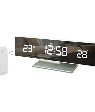Die Technoline WS 6815 Temperaturstation in Silber zeigt auf dem Spiegeldisplay Uhrzeit sowie Innen- und Außentemperatur an; ein Funksensor ist inklusive.