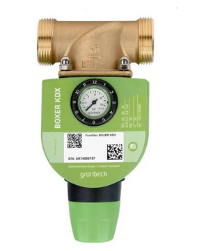 Grün und Messing: Grünbeck BOXER KDX DN 20 Feinfilter mit Druckminderer – grün. Trinkwasserfiltergerät mit Manometer, abgebildet vor weißem Hintergrund.