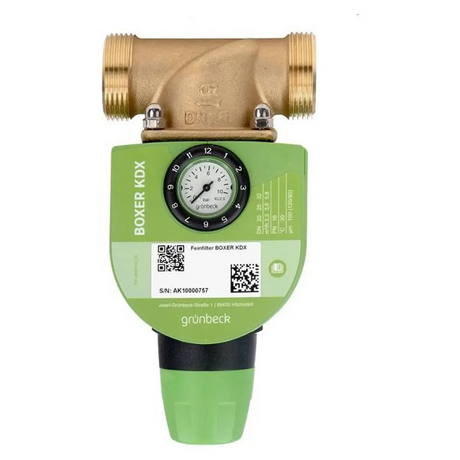 Grün und Messing: Grünbeck BOXER KDX DN 20 Feinfilter mit Druckminderer – grün. Trinkwasserfiltergerät mit Manometer, abgebildet vor weißem Hintergrund.