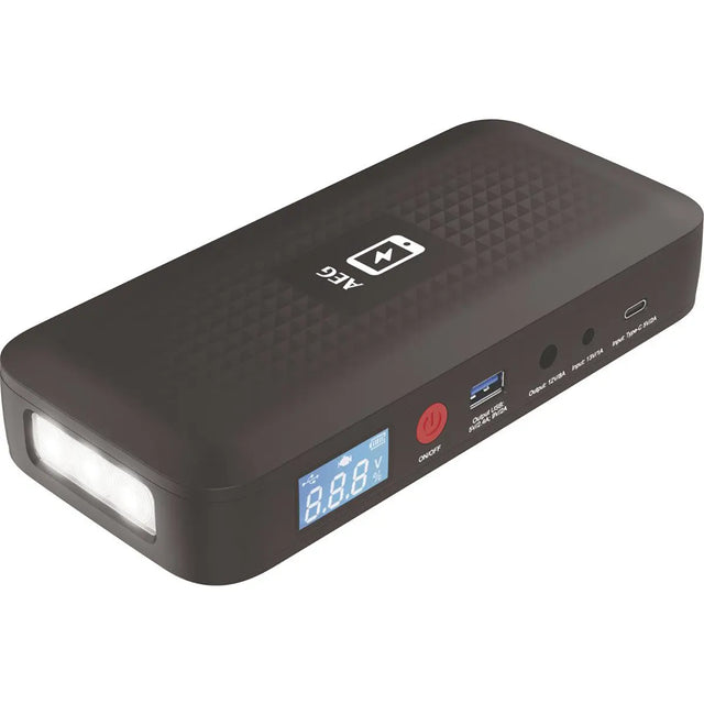 Das AEG JS 15 Starthilfegerät in Schwarz ist eine tragbare Powerbank mit LED-Anzeige, USB-Anschlüssen, Ein-/Aus-Taste und integrierter Taschenlampe. Dieses vielseitige Gerät von AEG, hier auf weißem Hintergrund abgebildet, eignet sich perfekt als mobile Energiesation oder zur Starthilfe für Autos, wenn Sie unterwegs zusätzliche Energie benötigen.