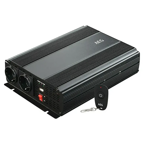 Der schwarze AEG ST 1000 Spannungswandler von AEG verfügt über zwei Steckdosen, USB-Anschlüsse und eine Fernbedienung - ideal als mobile Stromquelle für die Umwandlung von 12 V in 230 V, wo immer Sie sie benötigen.