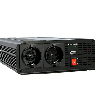 Der AEG ST 1000 Spannungswandler von AEG in Schwarz verfügt über zwei europäische Steckdosen, einen USB-Anschluss und einen roten Ein-/Ausschalter an der Vorderseite - perfekt als mobile 12V- bis 230V-Stromquelle für Ihre Geräte.