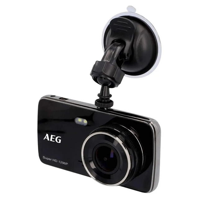 Die AEG DC2 Dashcam in Schwarz mit Saugnapfhalterung, ideal als Armaturenbrett-Videokamera, wird vor einem weißen Hintergrund gezeigt.