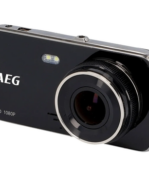 Die AEG DC2 Dashcam in Schwarz verfügt über ein großes Objektiv, eine LED-Beleuchtung und HD 1080p für klare Videoaufnahmen – ideal als Rückfahrkamera oder Armaturenbrett-Videokamera zur Erhöhung der Fahrsicherheit.