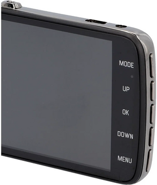 Nahaufnahme des Displays einer AEG DC2 Dashcam – schwarz, auf dem die Seitentasten mit den Bezeichnungen MODE, UP, OK, DOWN und MENU zu sehen sind.