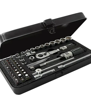 Offener schwarzer Werkzeugkasten mit einem Matador M1 Steckschlüssel-Bit-Set von Matador, komplett mit Steckschlüsselsatz, verschiedenen Steckschlüsseleinsätzen sowie Schraubendreherbits und Aufsätzen.