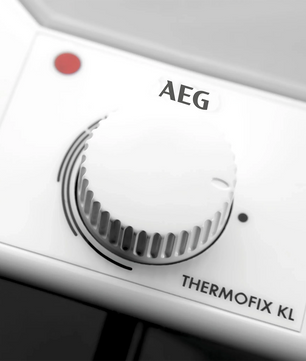 Weißer Drehregler mit der Aufschrift „AEG“ und „THERMOFIX KL“ sowie einer roten Anzeige auf weißem Hintergrund, ideal zur Integration in das AEG Thermofix KL Komplettset – weiß von AEG in Ihrer „Kochendes Wasser“-Küche.