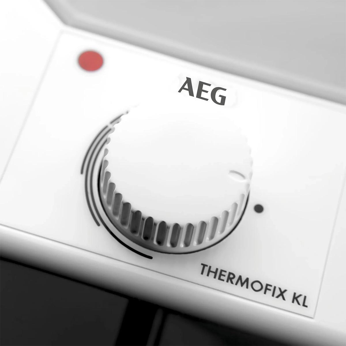 Weißer Drehregler mit der Aufschrift „AEG“ und „THERMOFIX KL“ sowie einer roten Anzeige auf weißem Hintergrund, ideal zur Integration in das AEG Thermofix KL Komplettset – weiß von AEG in Ihrer „Kochendes Wasser“-Küche.