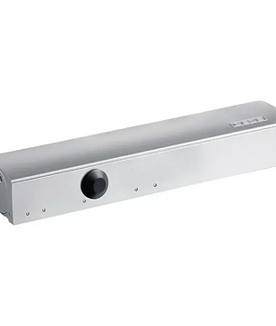 Der GEZE TS 4000 Türschließer – silber ist ein silberfarbener automatischer Türschließer mit einem schwarzen Einstellknopf, der für die Montage oberhalb der Tür vorgesehen ist. Dieser von GEZE hergestellte Obentürschließer eignet sich ideal für den Einsatz an Feuer- und Rauchschutztüren und verfügt über den bewährten TS 4000-Mechanismus, der einen sicheren und zuverlässigen Betrieb gewährleistet.