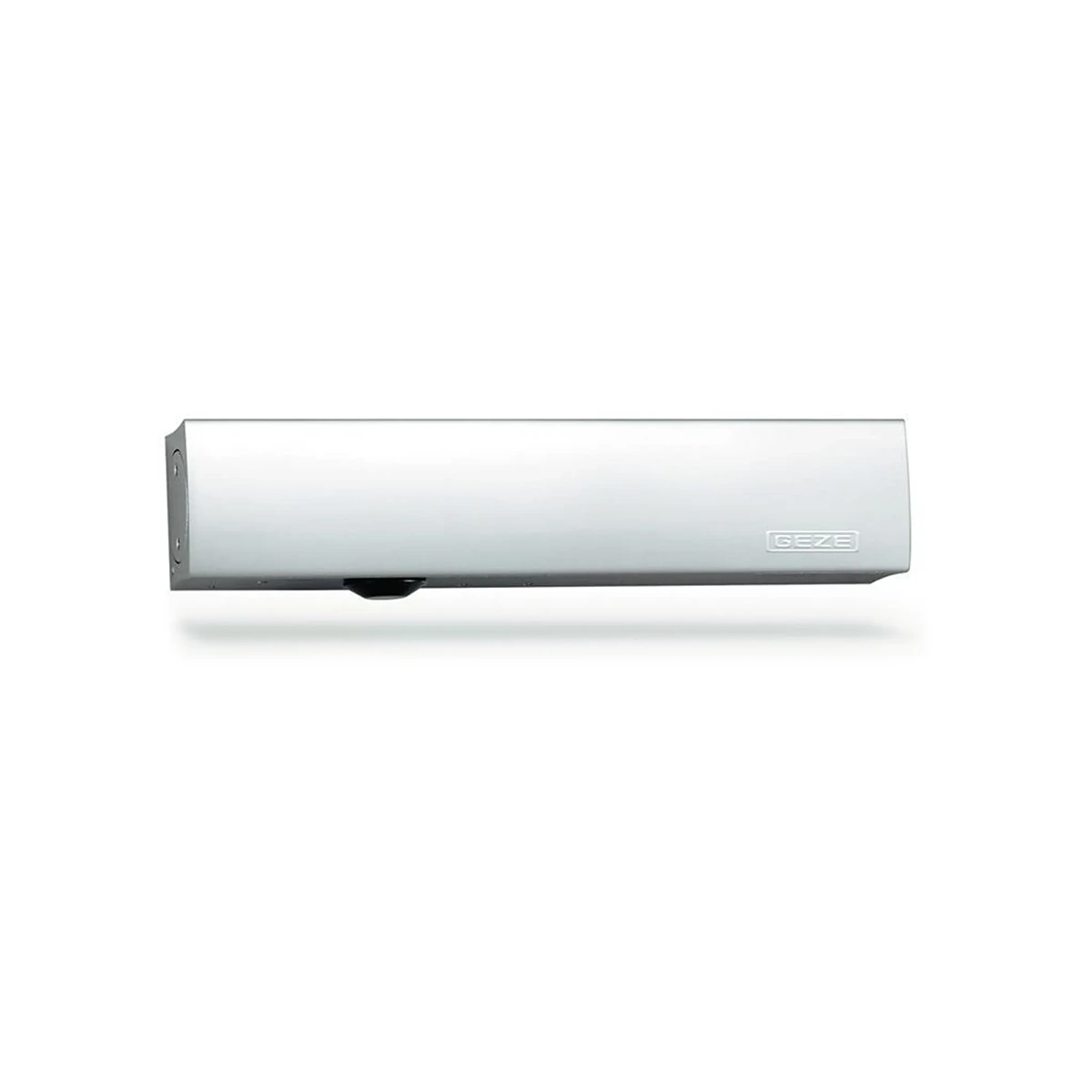 Der GEZE TS 5000 ECline Türschließer – silber von GEZE zeichnet sich durch ein rechteckiges Design aus und ist auf einem weißen Hintergrund montiert, wodurch er sich ideal für barrierefreie Türen eignet.