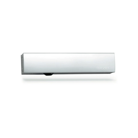 Der GEZE TS 5000 ECline Türschließer – silber von GEZE zeichnet sich durch ein rechteckiges Design aus und ist auf einem weißen Hintergrund montiert, wodurch er sich ideal für barrierefreie Türen eignet.