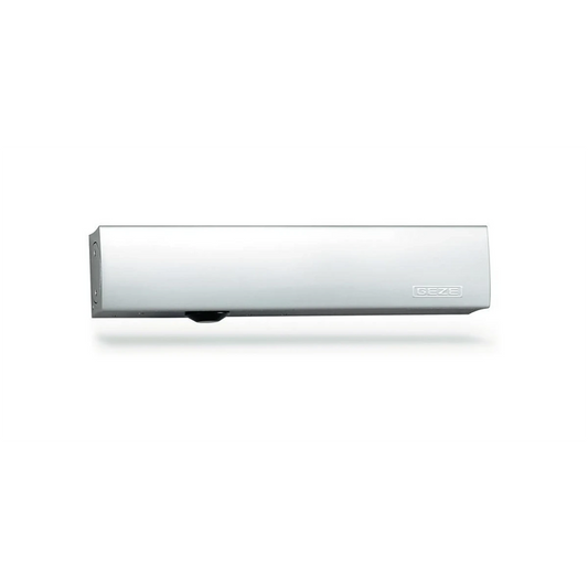 Der GEZE TS 5000 ECline Türschließer – silber von GEZE zeichnet sich durch ein rechteckiges Design aus und ist auf einem weißen Hintergrund montiert, wodurch er sich ideal für barrierefreie Türen eignet.