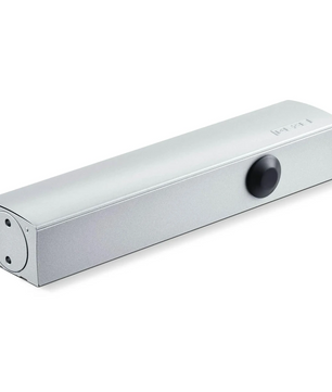 Der GEZE TS 5000 ECline Türschließer in Silber verfügt über einen schwarzen, runden Einstellknopf und eine flache Oberseite, wodurch er sich ideal für barrierefreie Türen eignet.