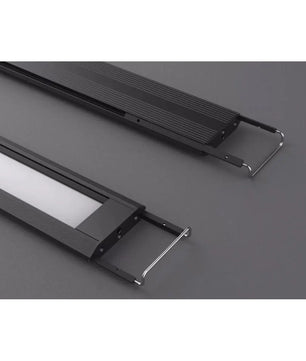 Zwei schlanke, schwarze Chihiros LED-System Aquariumbeleuchtung Universal WRGB 1500 mm mit verstellbaren Metallbügeln sitzen auf einem grauen Hintergrund und unterstreichen ihr modernes RGB-LED-Design.