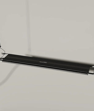 Eine minimalistische, rechteckige schwarze Schaukel, die an dünnen Seilen vor einem schlichten Hintergrund aufgehängt ist, spiegelt das schlichte Design des Chihiros LED-Systems Aquariumbeleuchtung Universal WRGB 1500 mm von Chihiros wider.