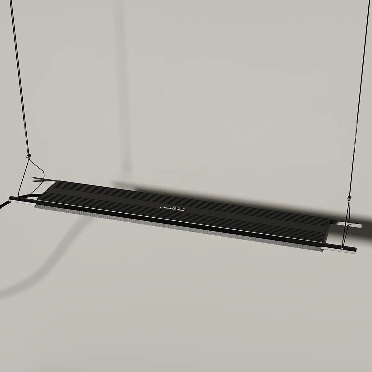 Eine minimalistische, rechteckige schwarze Schaukel, die an dünnen Seilen vor einem schlichten Hintergrund aufgehängt ist, spiegelt das schlichte Design des Chihiros LED-Systems Aquariumbeleuchtung Universal WRGB 1500 mm von Chihiros wider.