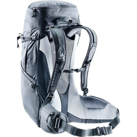 Der deuter Futura Pro 36 Wanderrucksack in schwarz verfügt über gepolsterte Schultergurte, einen Netzrücken mit Aircomfort Sensic Pro System und Hüftgurttaschen mit Reißverschluss.