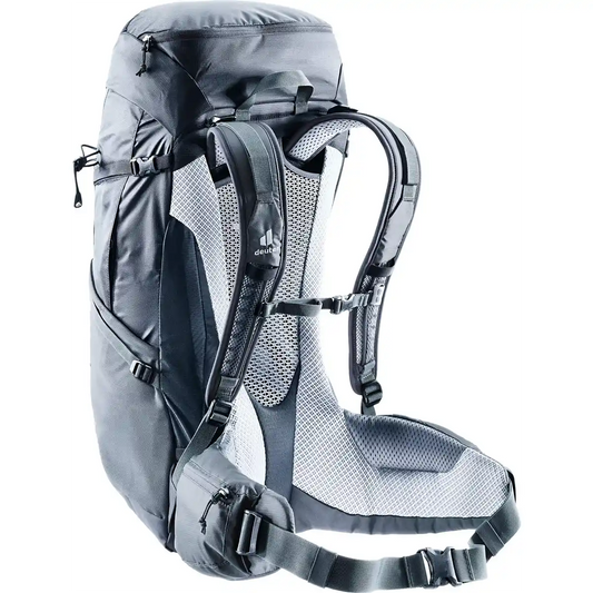 Der deuter Futura Pro 36 Wanderrucksack in schwarz verfügt über gepolsterte Schultergurte, einen Netzrücken mit Aircomfort Sensic Pro System und Hüftgurttaschen mit Reißverschluss.