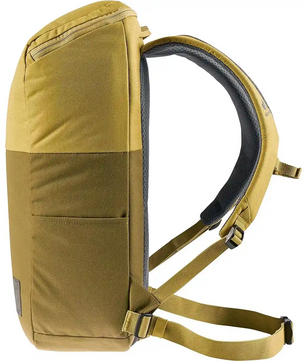 Seitenansicht des deuter DEUTER UP Stockholm 22 Rucksack in gelb mit gepolsterten Schultergurten, einer Fronttasche und einem 15 Zoll Laptopfach, dargestellt auf weißem Hintergrund.