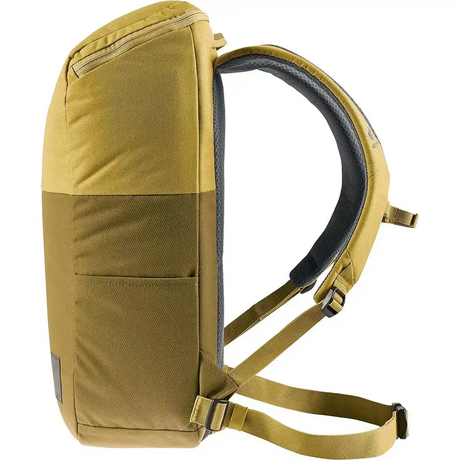 Seitenansicht des deuter DEUTER UP Stockholm 22 Rucksack in gelb mit gepolsterten Schultergurten, einer Fronttasche und einem 15 Zoll Laptopfach, dargestellt auf weißem Hintergrund.