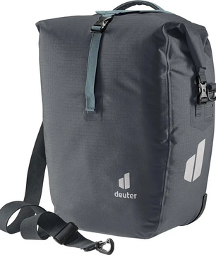 Die deuter Weybridge 20 + 5 Single Hinterradtasche in grau verfügt über einen Klappverschluss, einen Tragegriff, einen verstellbaren Gurt und ein wasserdichtes Design - ideal für den Transport von wichtigen Dingen auf dem Gepäckträger.